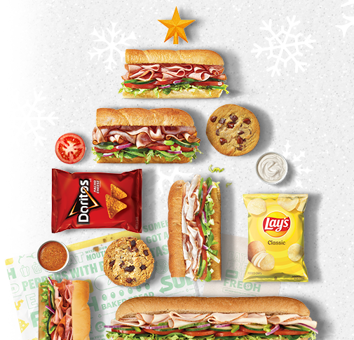 Sandwiches, cookies and bags of chip in the shape of a Christmas tree. 