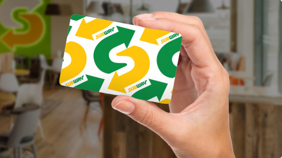 Client tenant une carte-cadeau